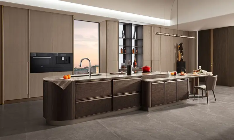 Cocina Oppein con isla en tonos madera oscura